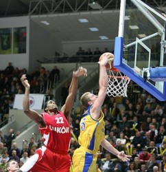 "Лукойл" прекратява договора с Дантей Смит